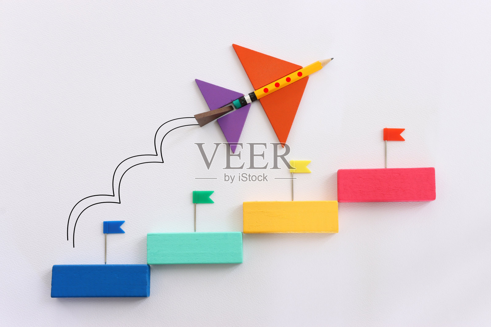 铅笔像一架飞机，不停地前进。成长和成功的概念照片摄影图片