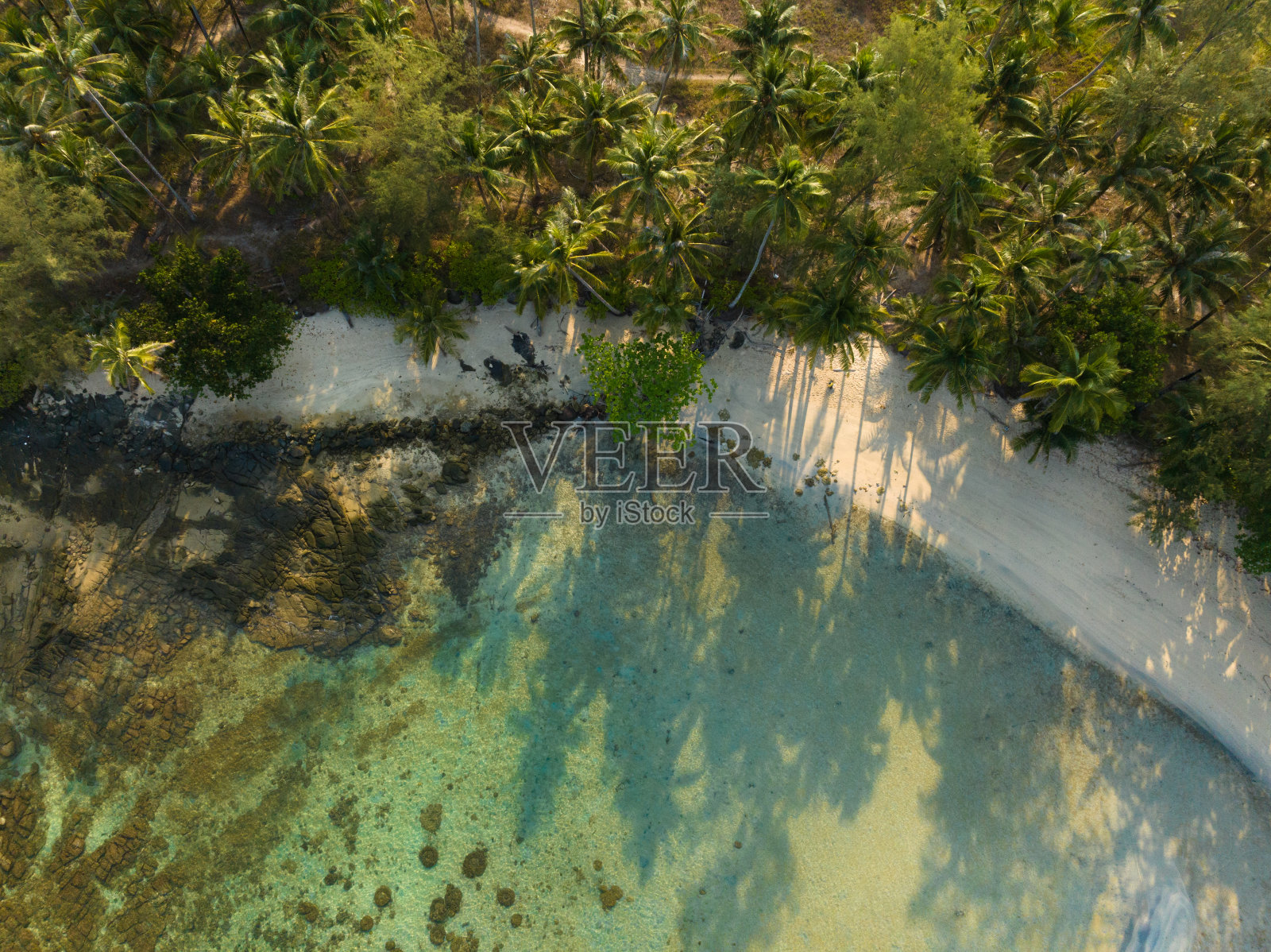 空中无人机的美丽的海滩与绿松石海水和棕榈树的泰国湾。泰国的好岛照片摄影图片