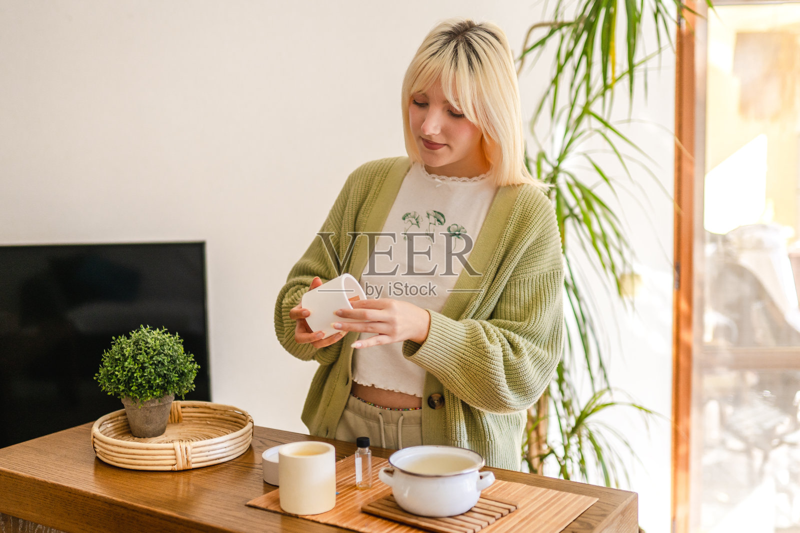 年轻女子为她的小生意制作有香味的大豆蜡烛照片摄影图片