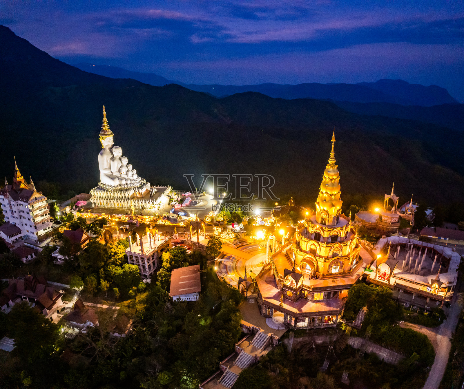 鸟瞰泰国比差汶的Wat Phra That Pha Sorn Kaew寺照片摄影图片