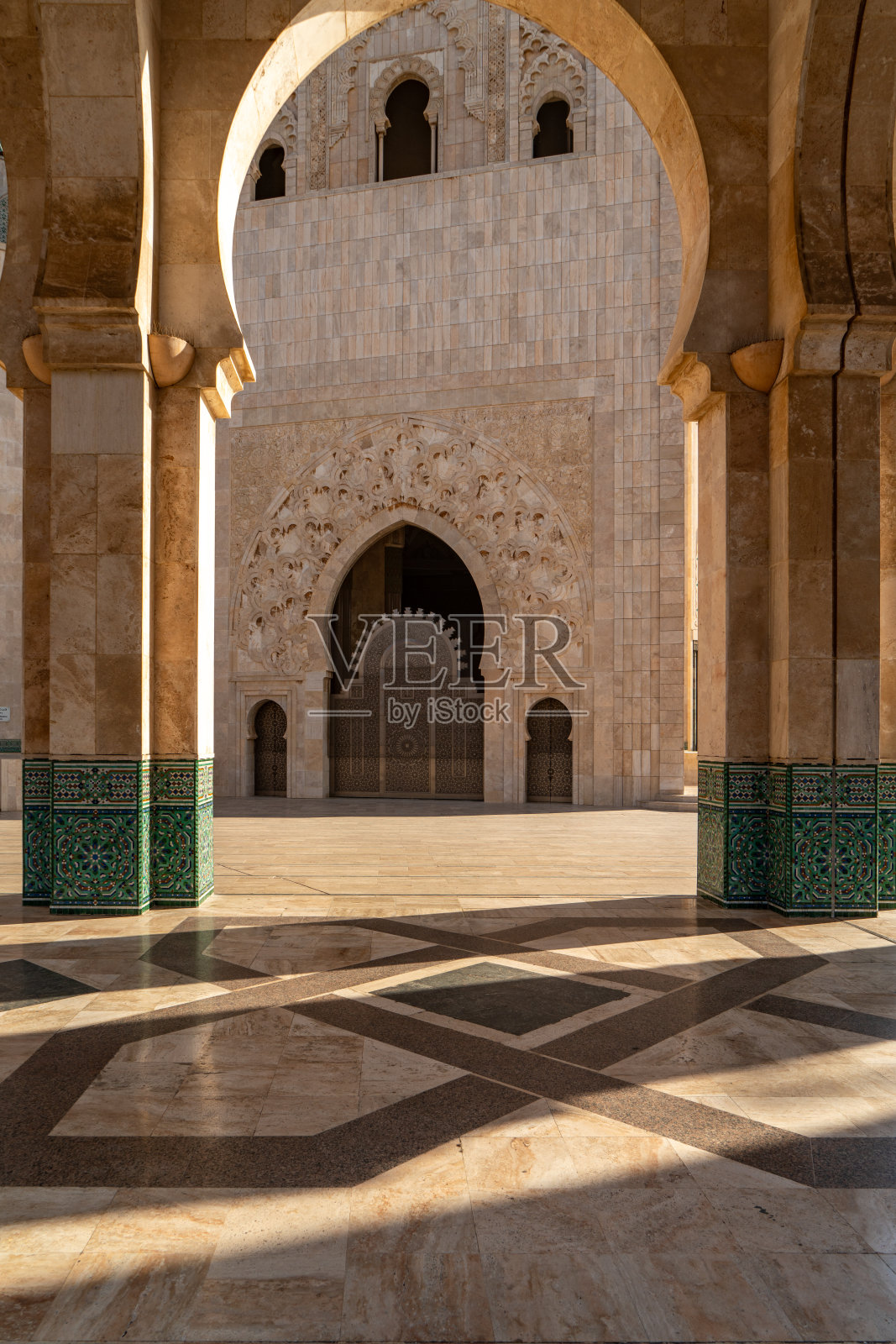 早晨，摩洛哥卡萨布兰卡，哈桑二世清真寺的广场照片摄影图片