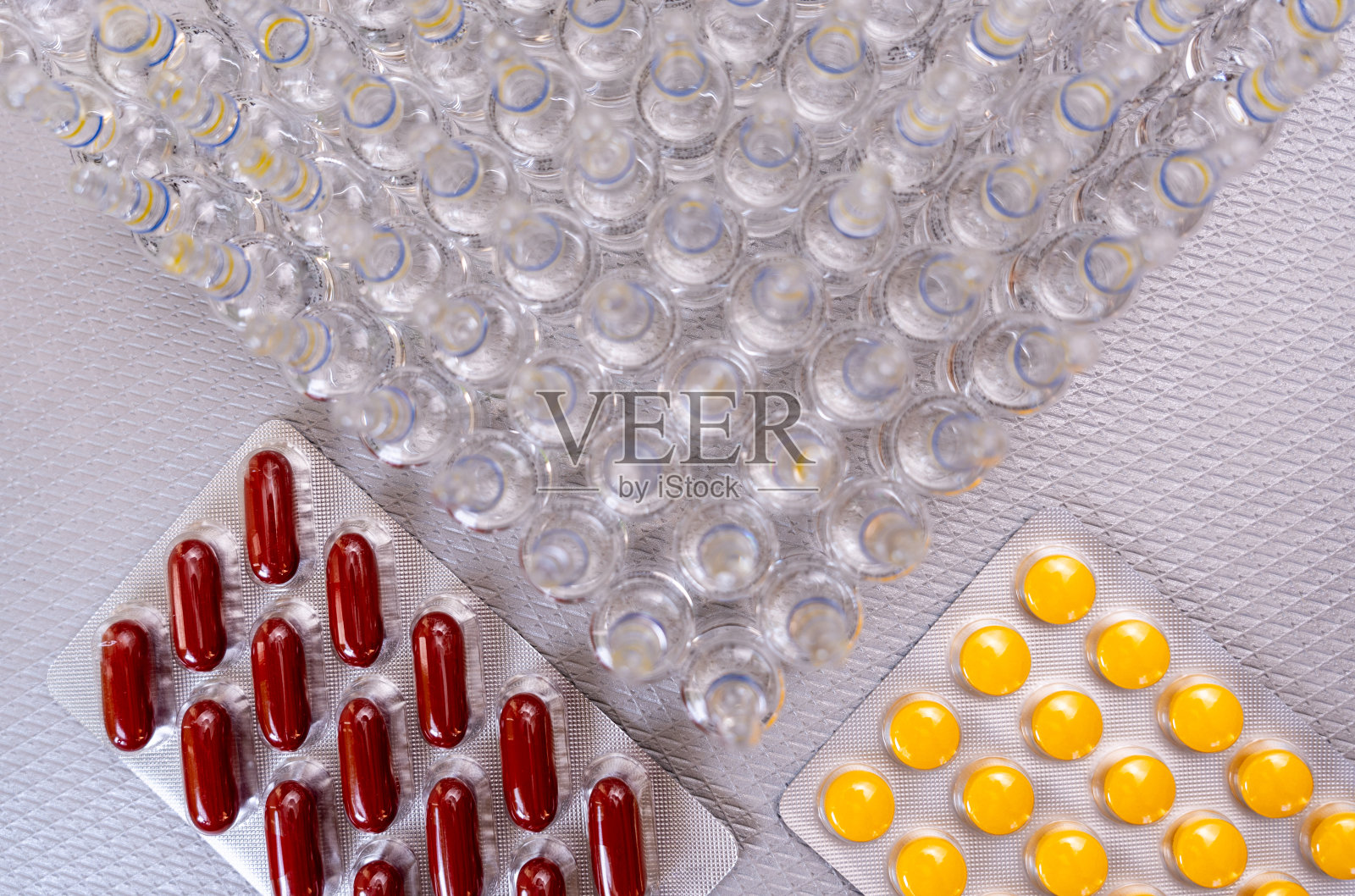 从上方和金属背景中看到的吸塑包装药丸和药物玻璃容器的原始构图照片摄影图片