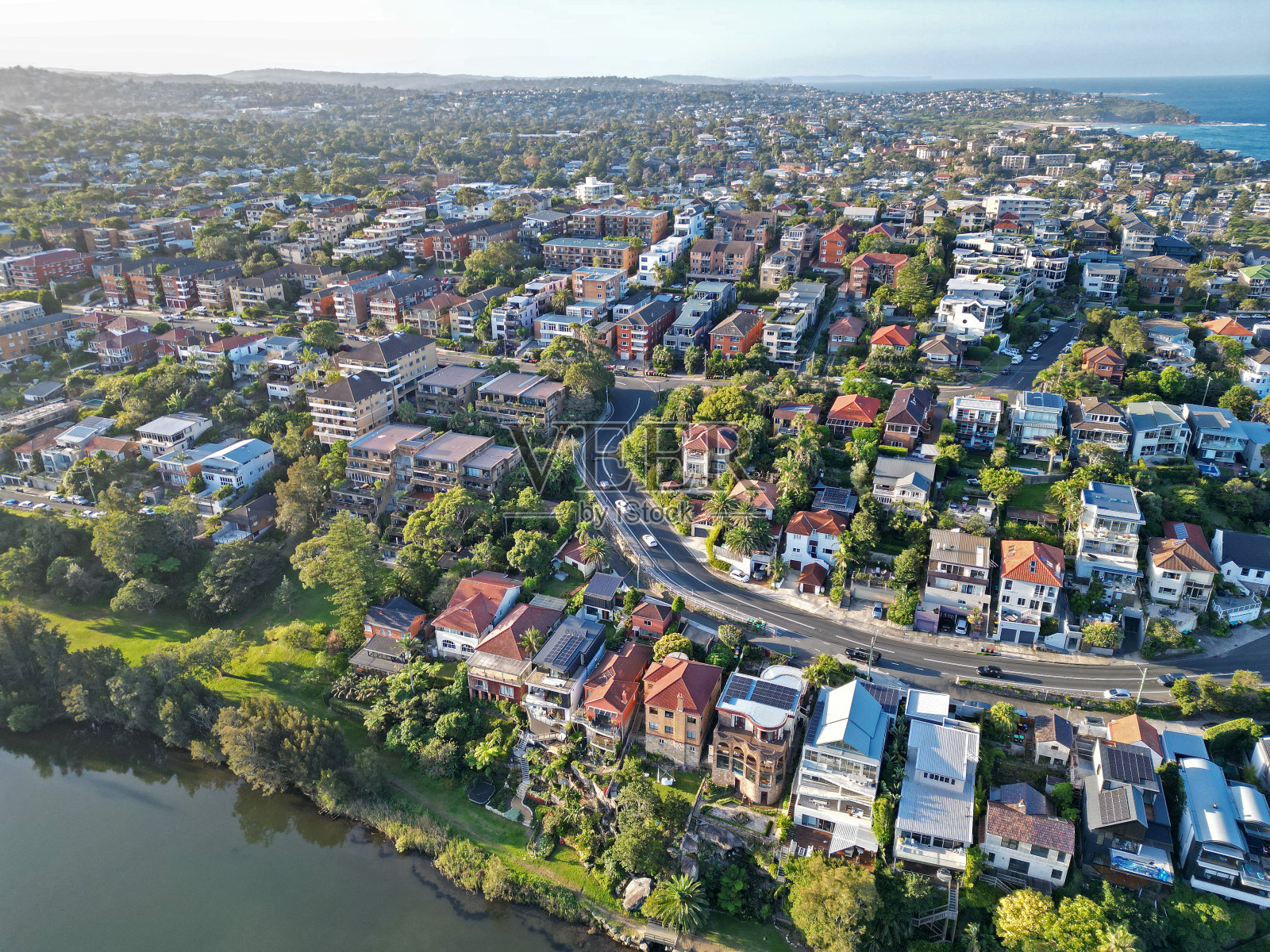 鸟瞰风景如画的住宅区坐落在宁静的水域旁照片摄影图片