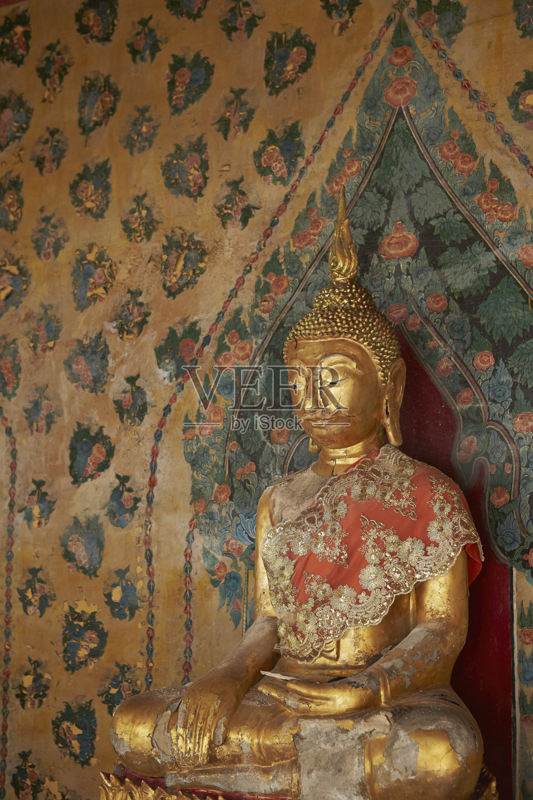 金佛像，东南亚传统寺庙照片摄影图片