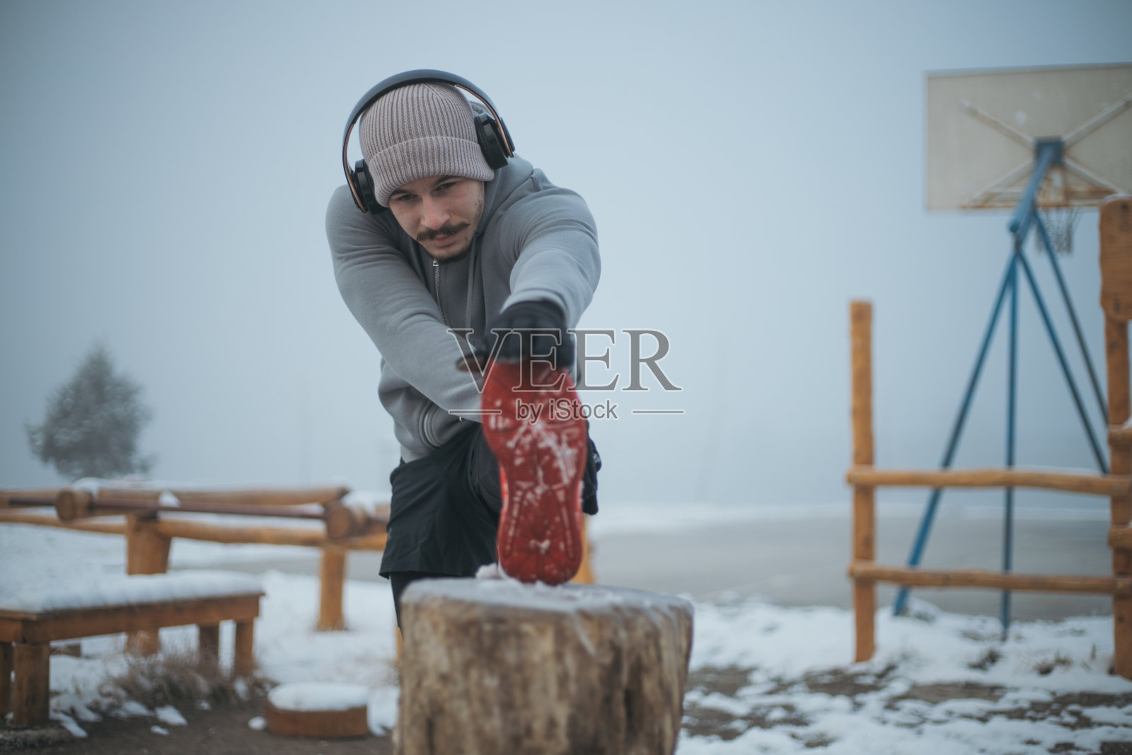 跑步者伸展腿和脚，为户外跑步做准备照片摄影图片