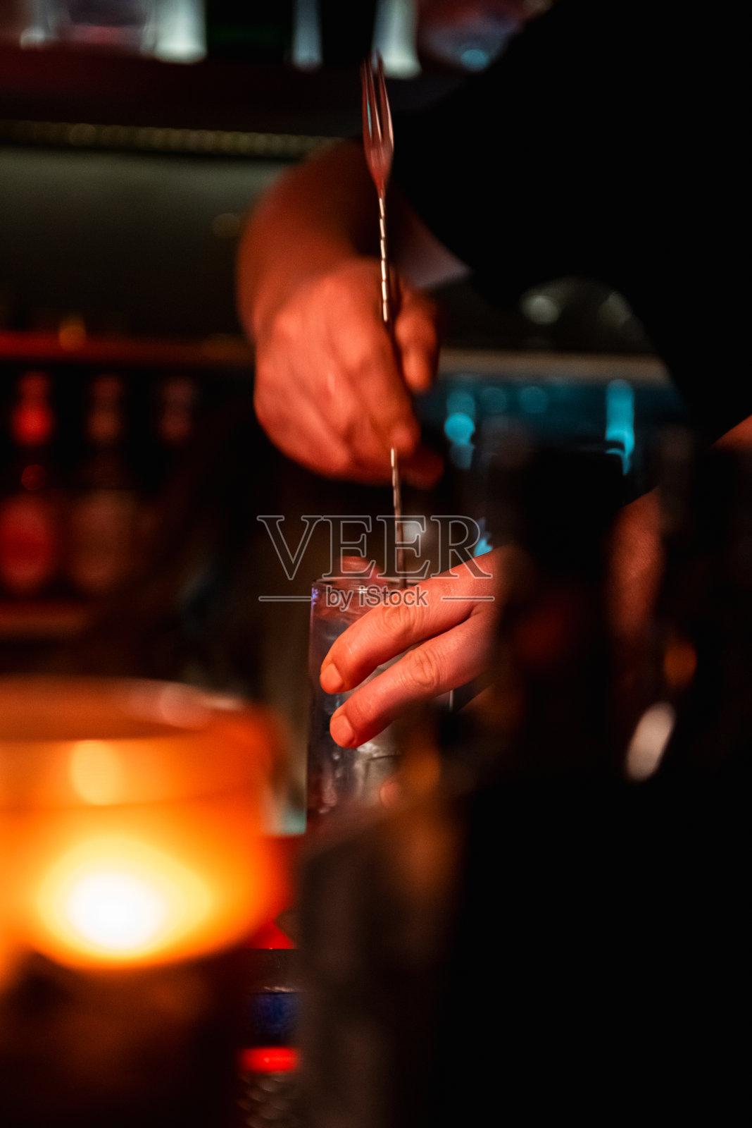 正在搅拌的鸡尾酒照片摄影图片