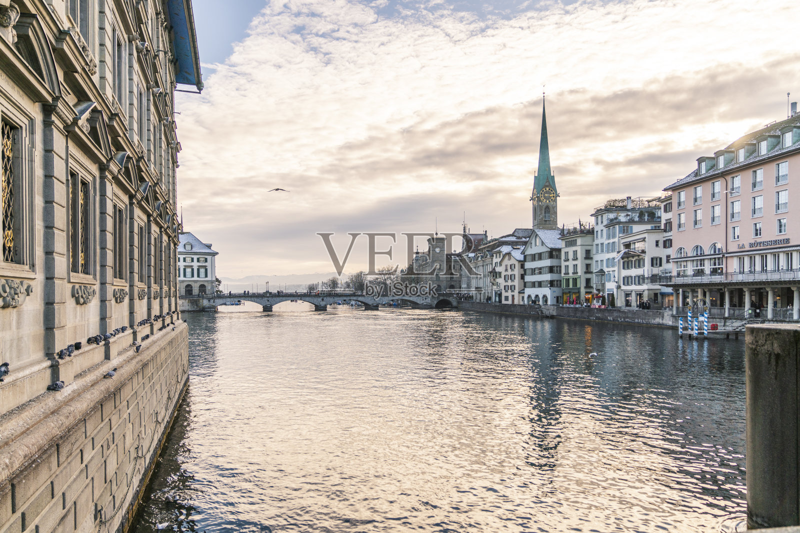 冬天的苏黎世老城格罗斯明斯特大教堂，俯瞰湖面照片摄影图片