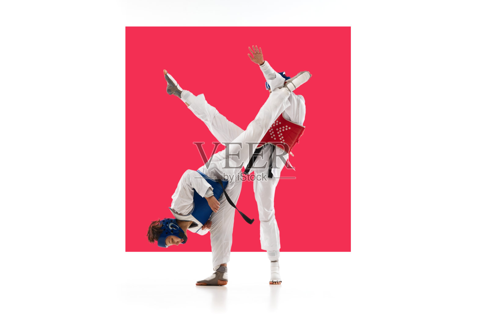 女运动员们穿着道服、和服、戴着头盔，在运动中训练、练习跆拳道的绝技。海报照片摄影图片