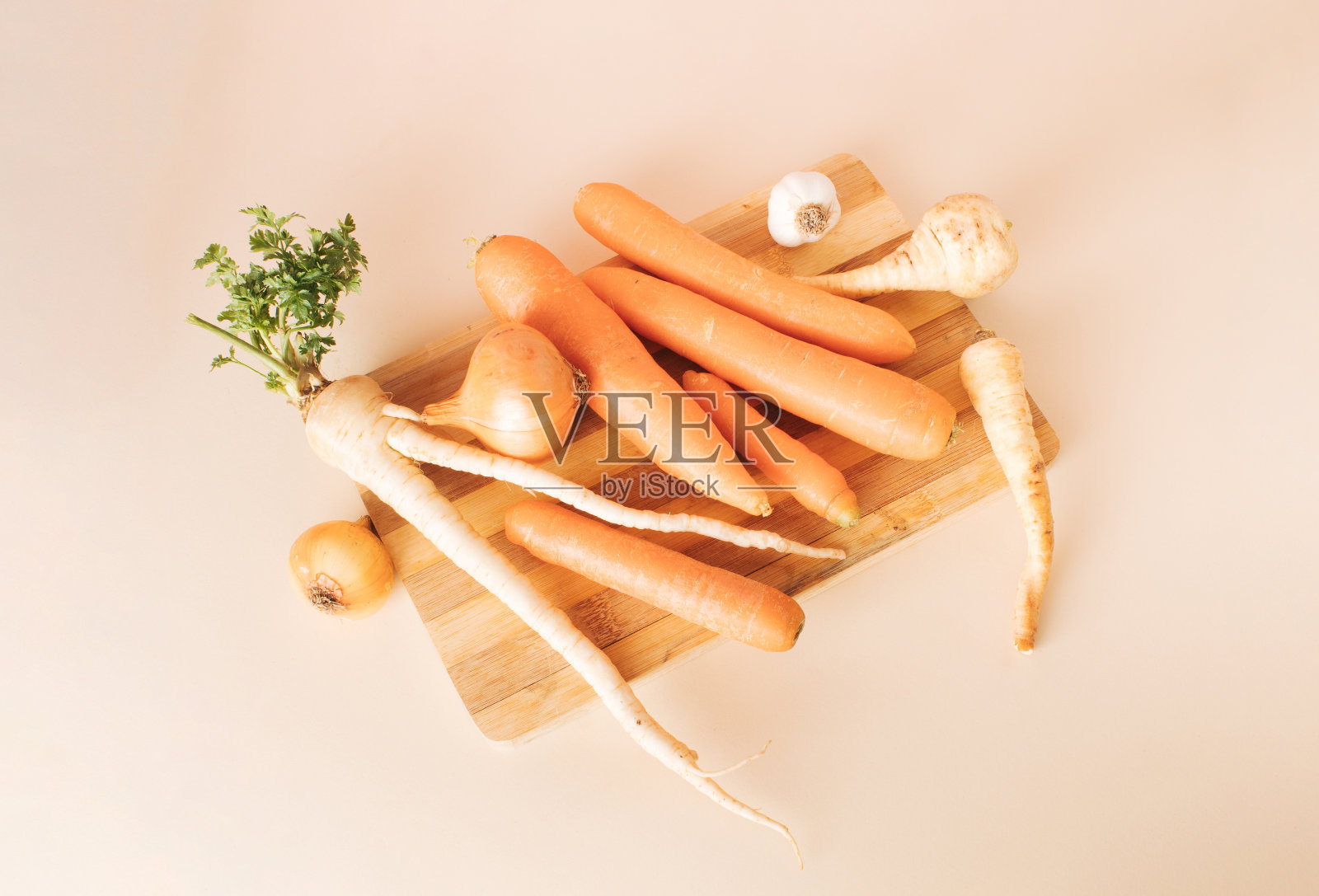 一束新鲜的根茎蔬菜在厨房板上对白色表面的顶视图照片摄影图片