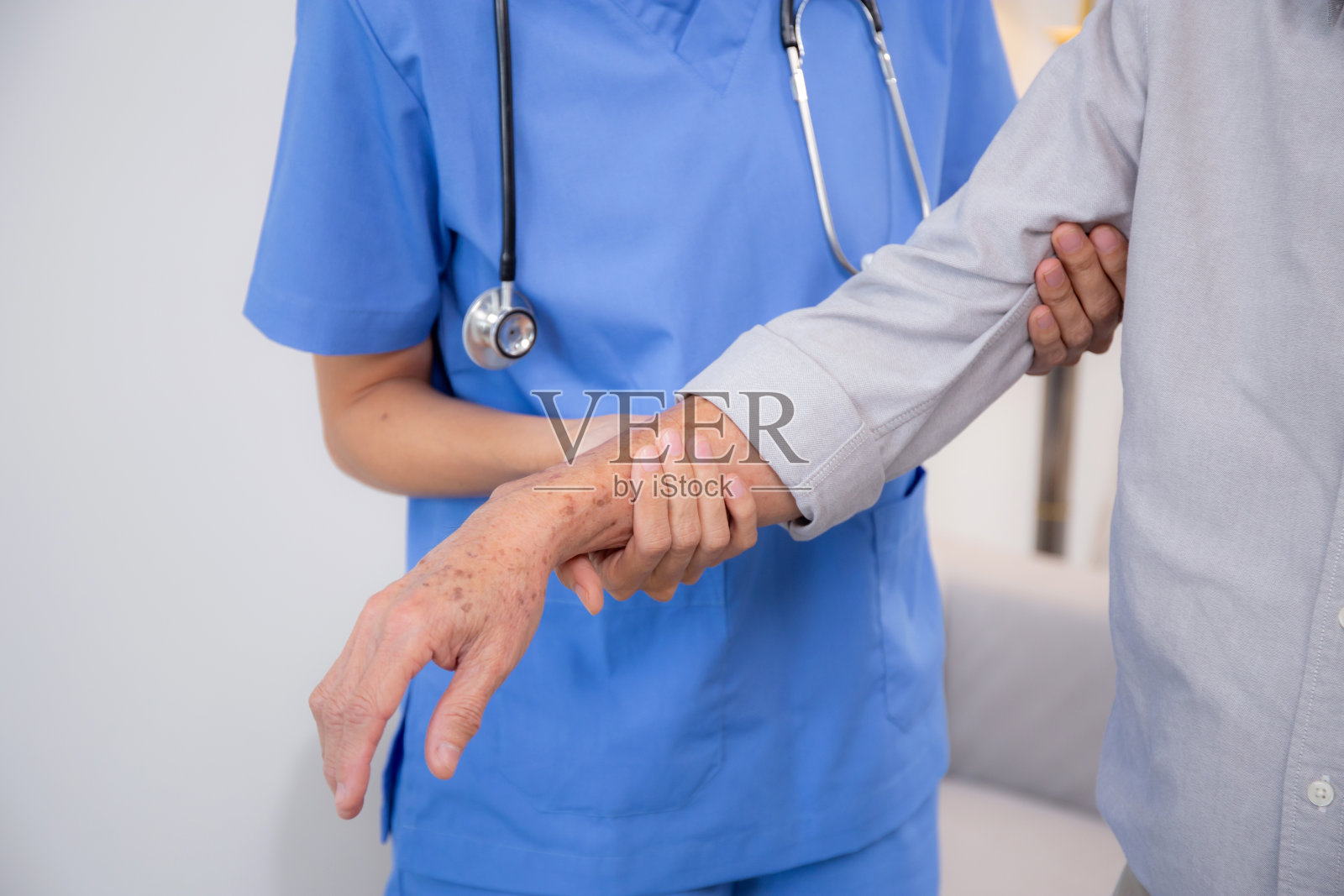 护理人员或护士照顾和支持老年患者在家中客厅拄着拐杖走路，物理治疗和保健，锻炼康复，医疗和保险。照片摄影图片