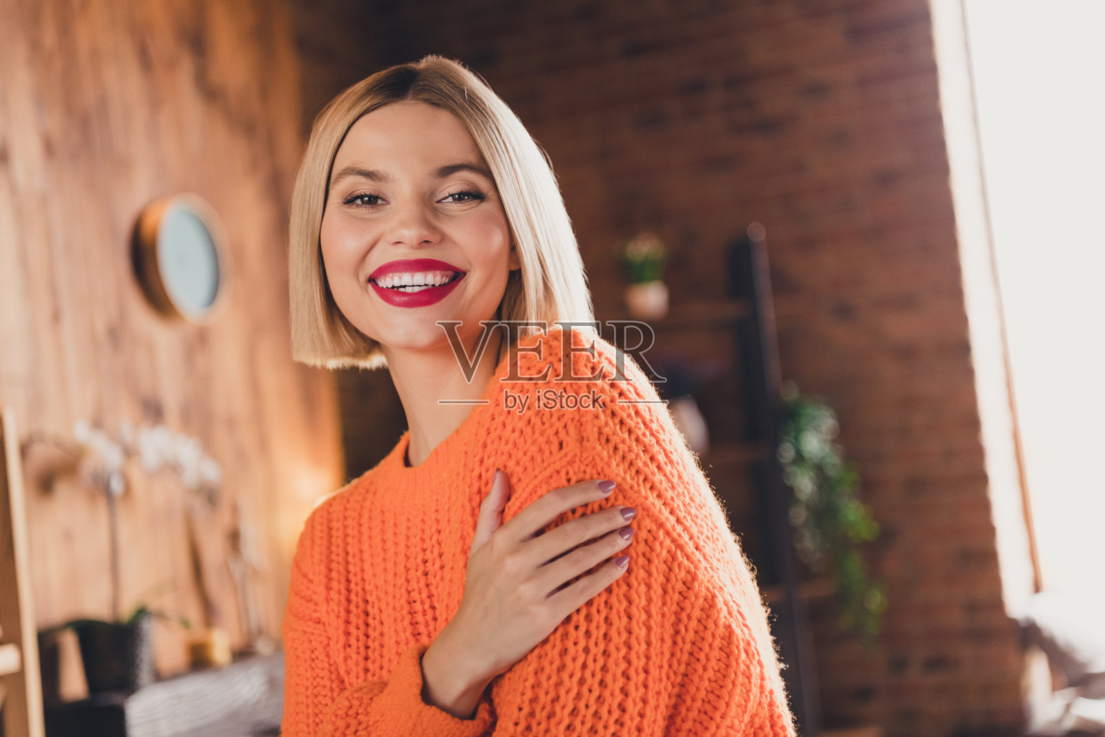 肖像友好的积极漂亮的女士喜气满面的微笑手臂触摸拥抱肩膀度过空闲时间阁楼公寓里面照片摄影图片