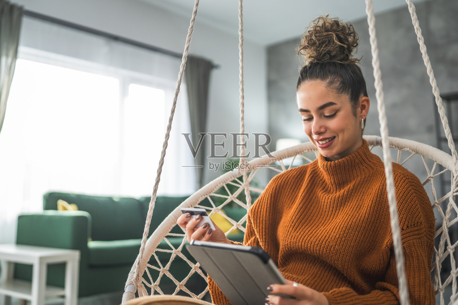 年轻女子白种女性持信用卡在家网上购物照片摄影图片