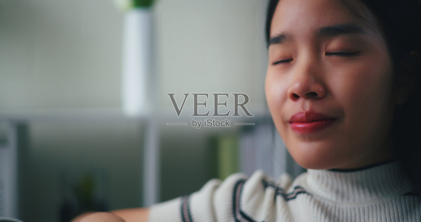 年轻的亚洲女子舒适地躺在客厅的沙发上照片摄影图片