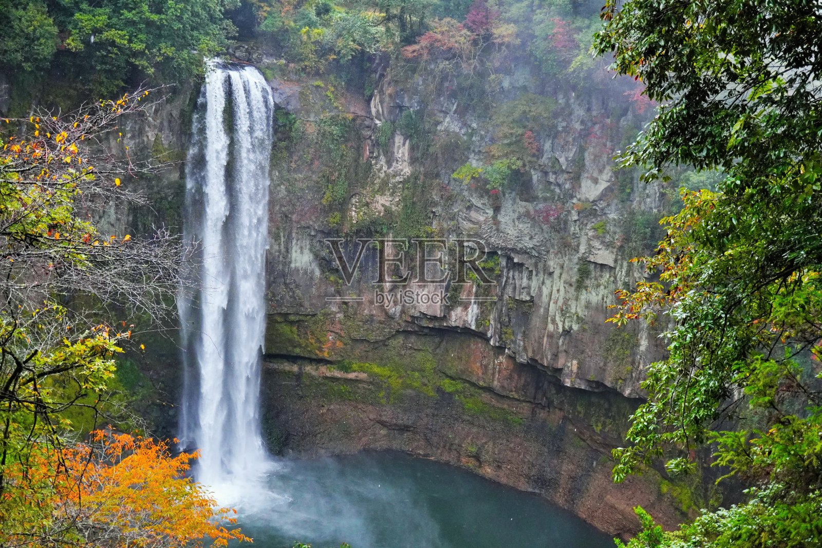 日本熊本大和镇的五乐泷瀑布，在秋叶轻雾的季节。照片摄影图片