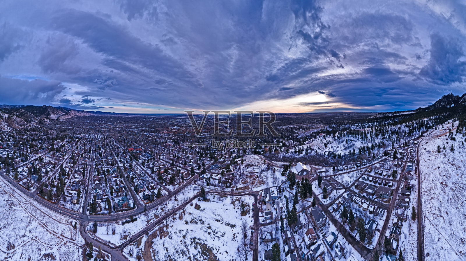 无人机拍摄的科罗拉多州博尔德全景图，从肖托夸公园拍摄，冬天，雪和暴风雨的云照片摄影图片