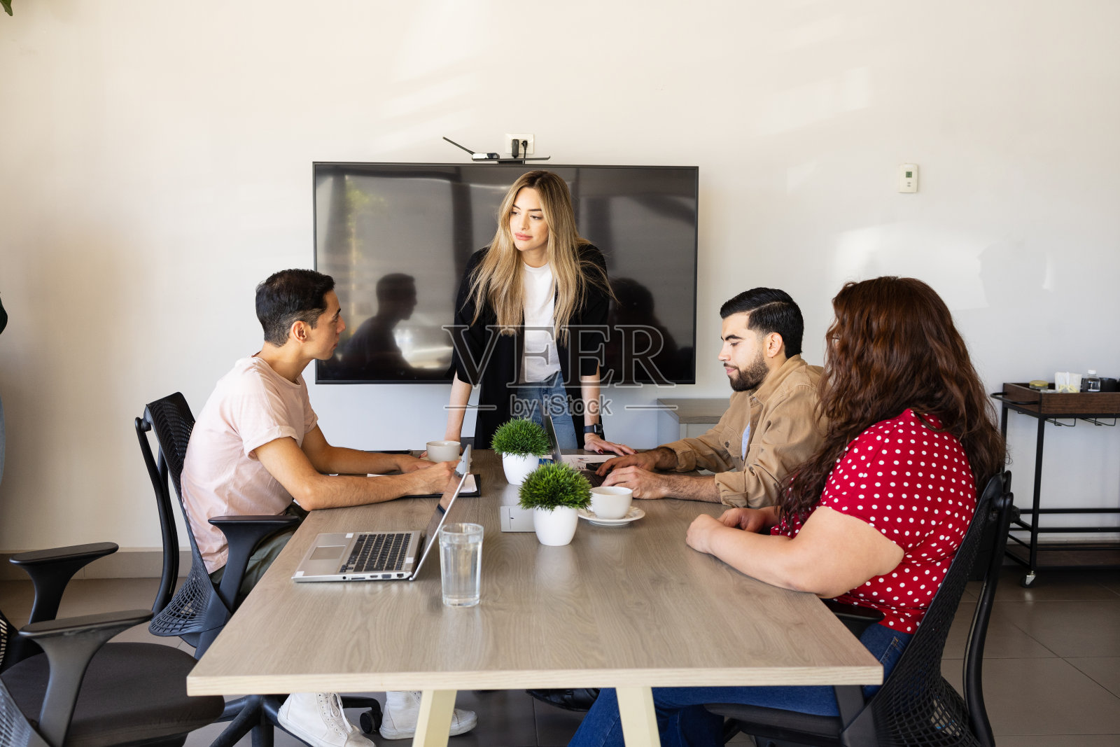 一个白人女老板在会议上对她的团队感到失望照片摄影图片