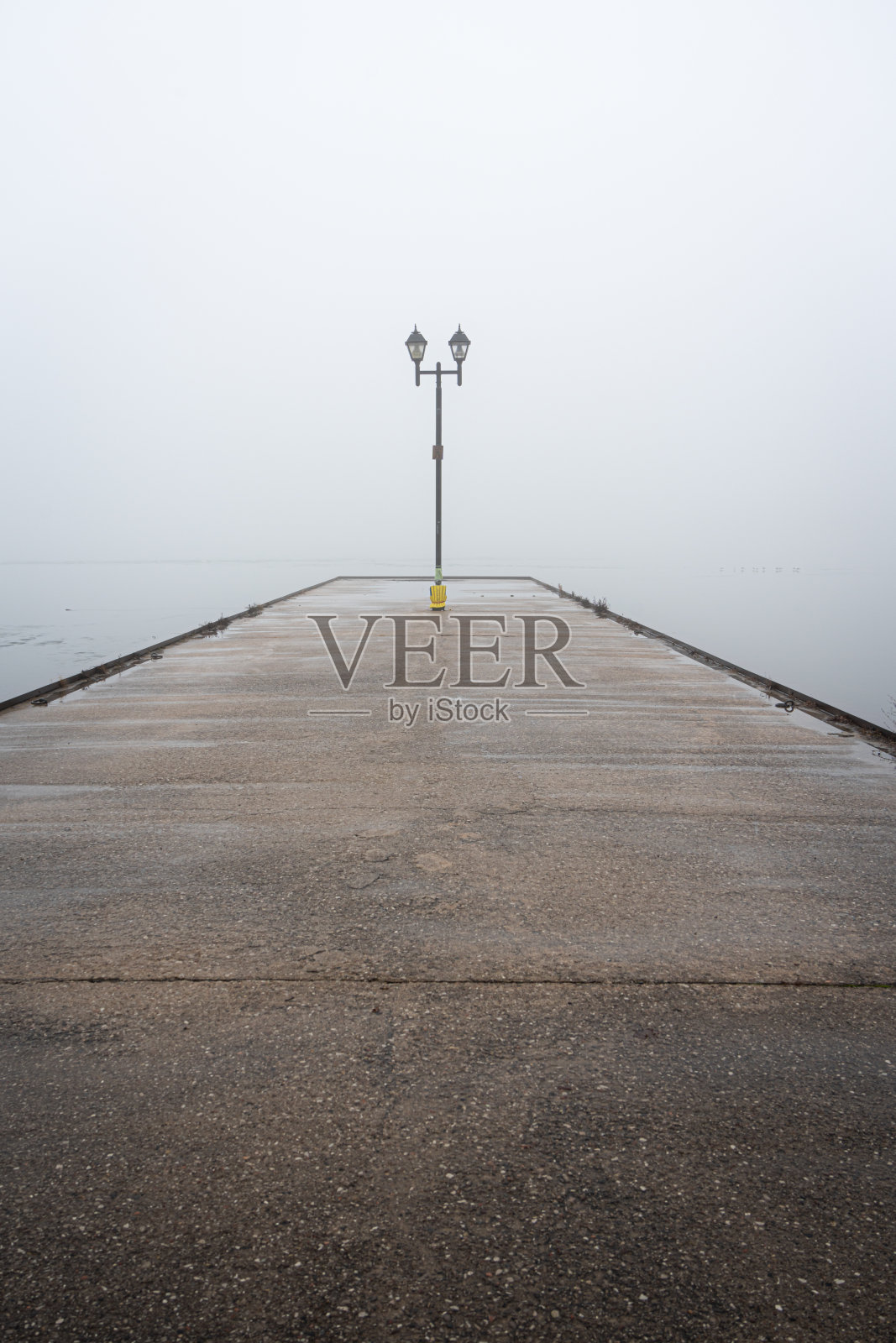 雾蒙蒙的梨树尽头的灯柱。奥瑞利亚加拿大安大略省照片摄影图片