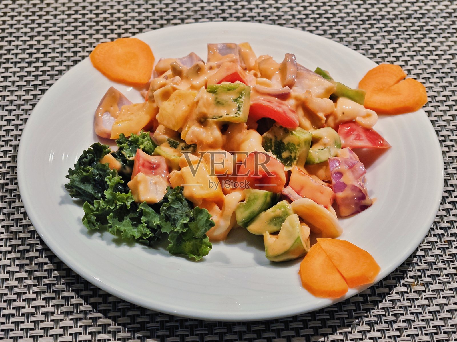 一盘新鲜的海鲜沙拉配蔬菜照片摄影图片