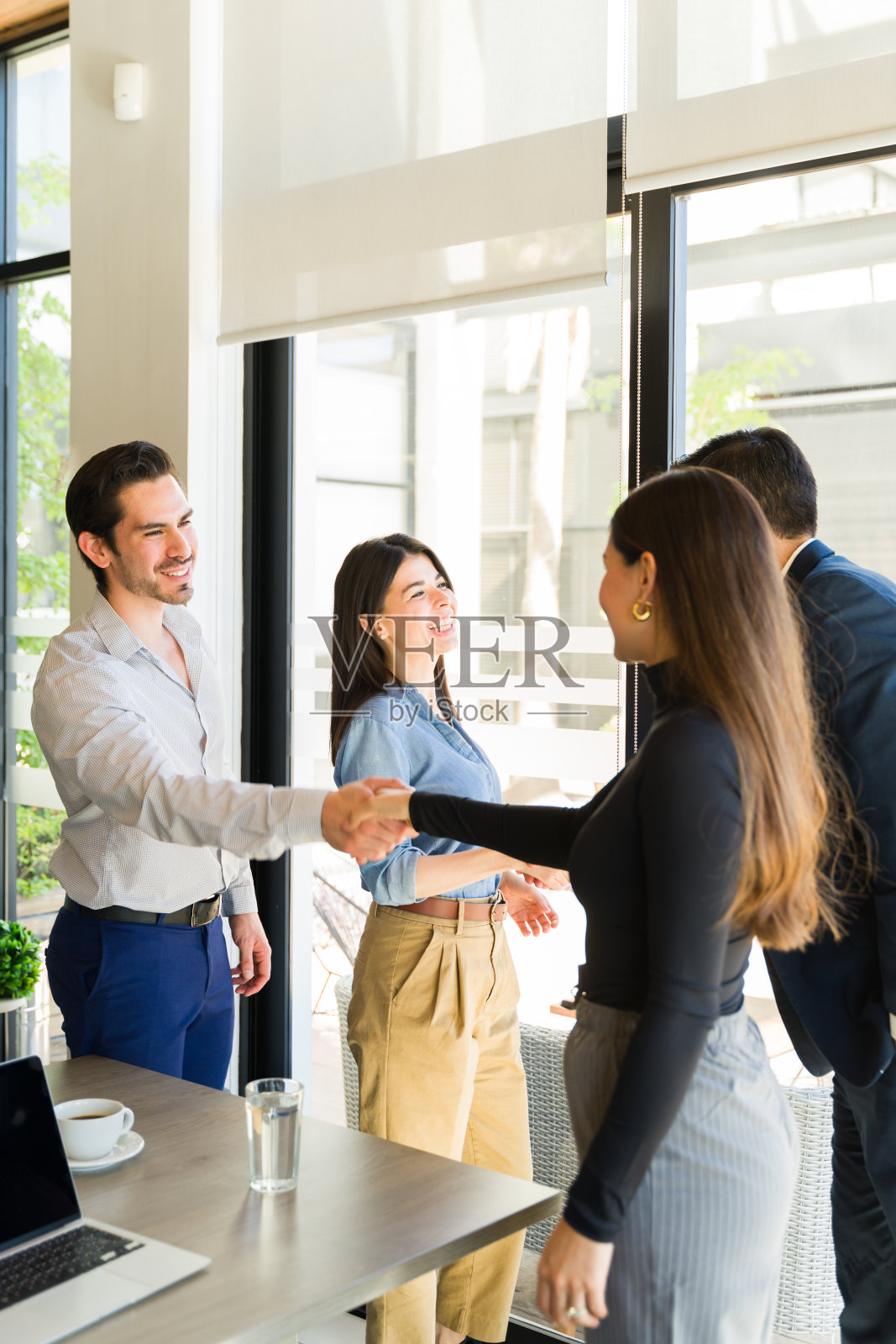 一群商务人士会面并互相问候照片摄影图片