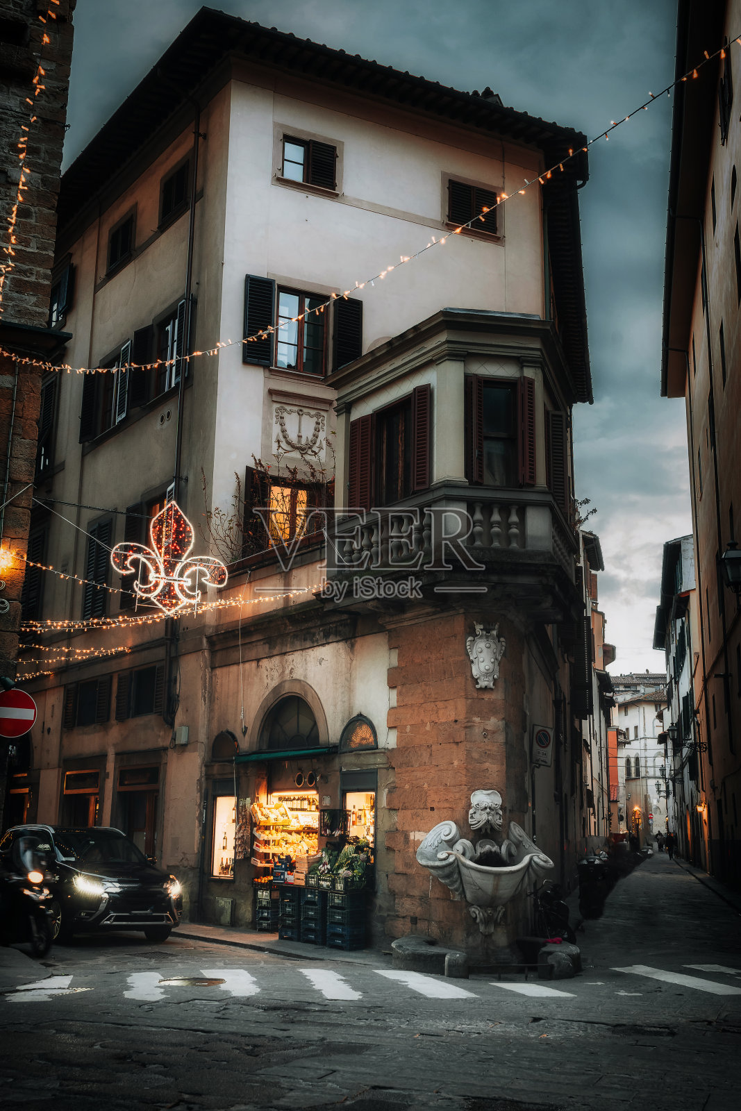 冬天的佛罗伦萨街道。傍晚时分的城市。照片摄影图片