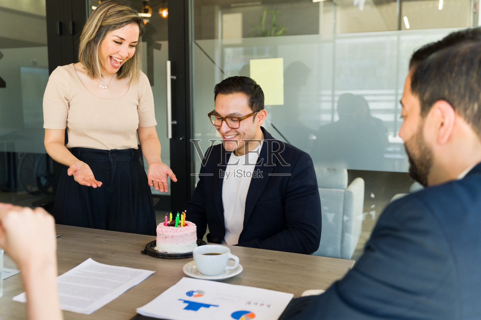 商人们用蛋糕庆祝老板的生日照片摄影图片
