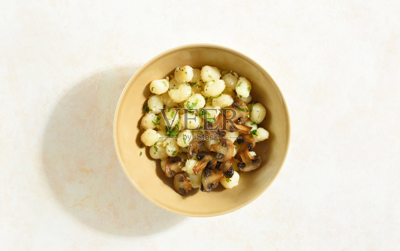 土豆团子配蘑菇，奶酪和蔬菜照片摄影图片