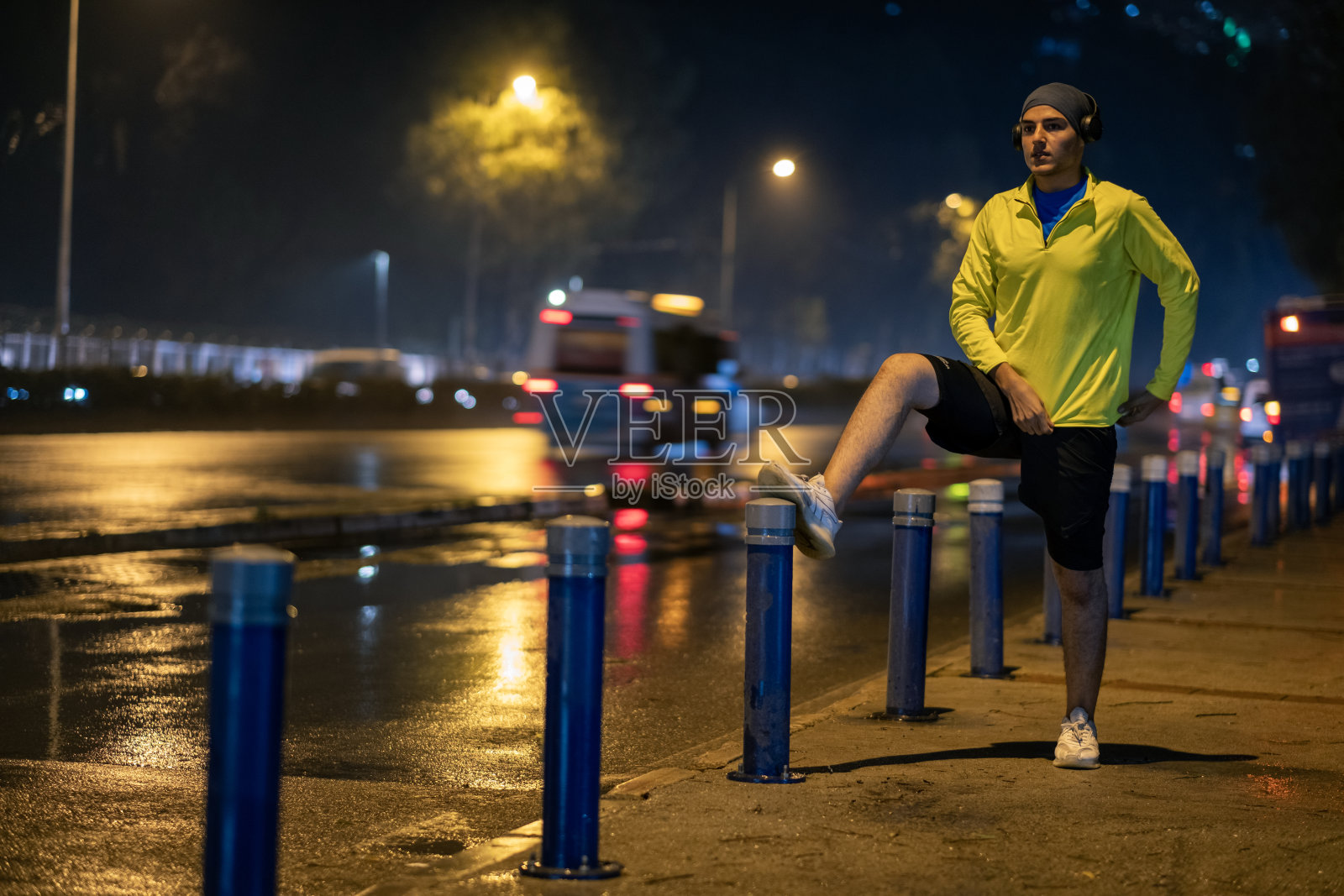 年轻人晚上在城市的街道上做运动的形象照片摄影图片