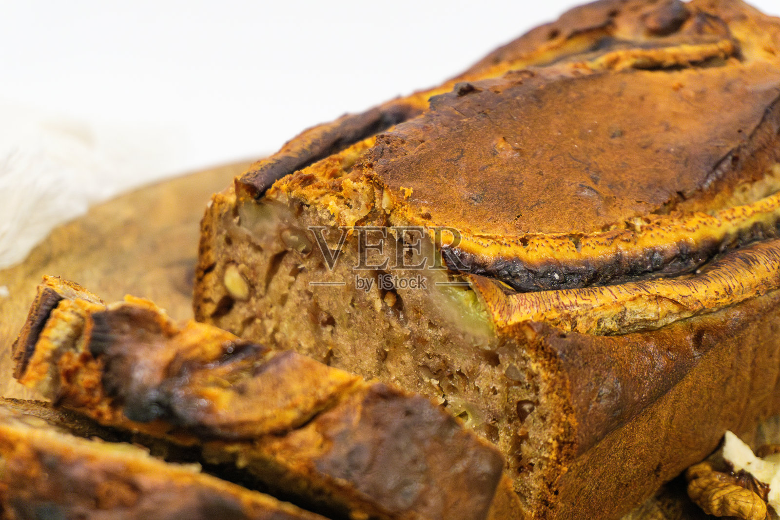 自制的香蕉核桃面包。近距离照片摄影图片