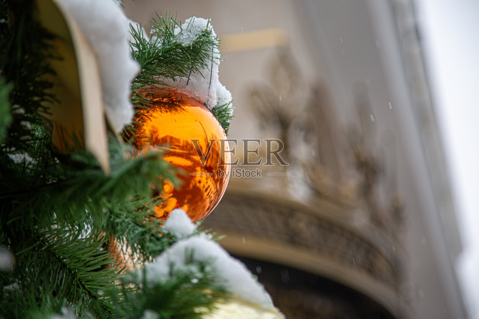 老城区的欧洲圣诞市场摊位。五颜六色的圣诞装饰品是季节性集市上最受游客欢迎的纪念品之一。照片摄影图片
