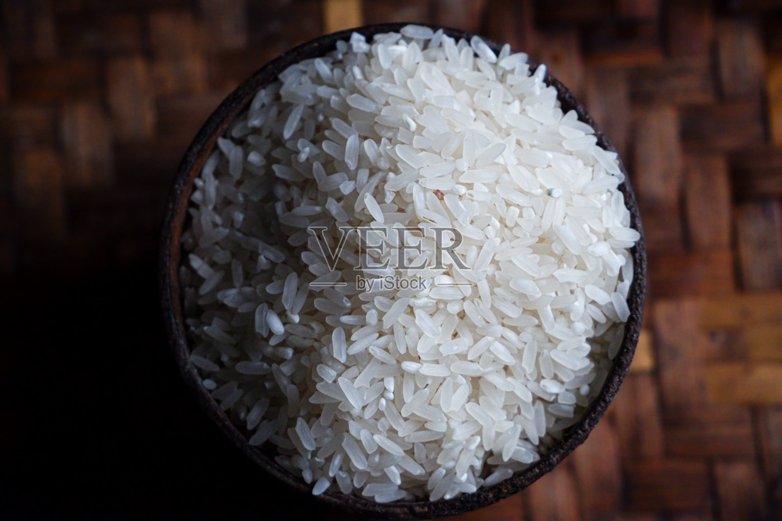 量杯里的米堆，量杯用来测量米的量，量杯用来计算米的升数。照片摄影图片