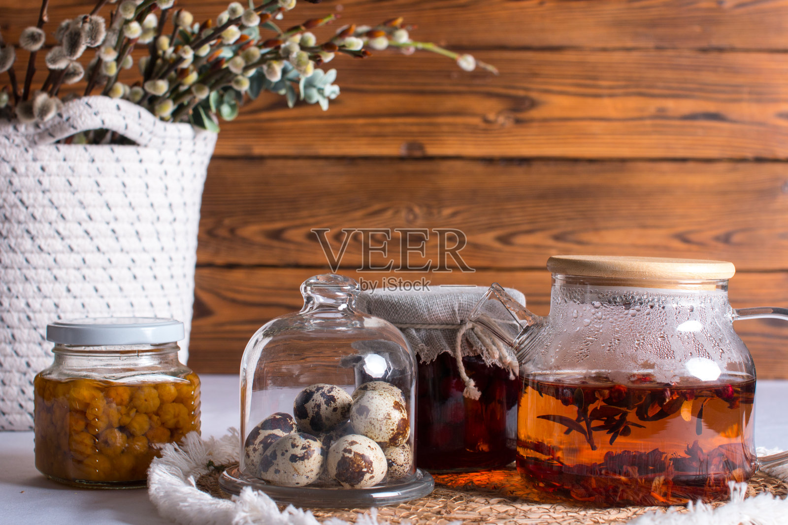 乡村复活节：陶瓷碗里的鹌鹑蛋照片摄影图片