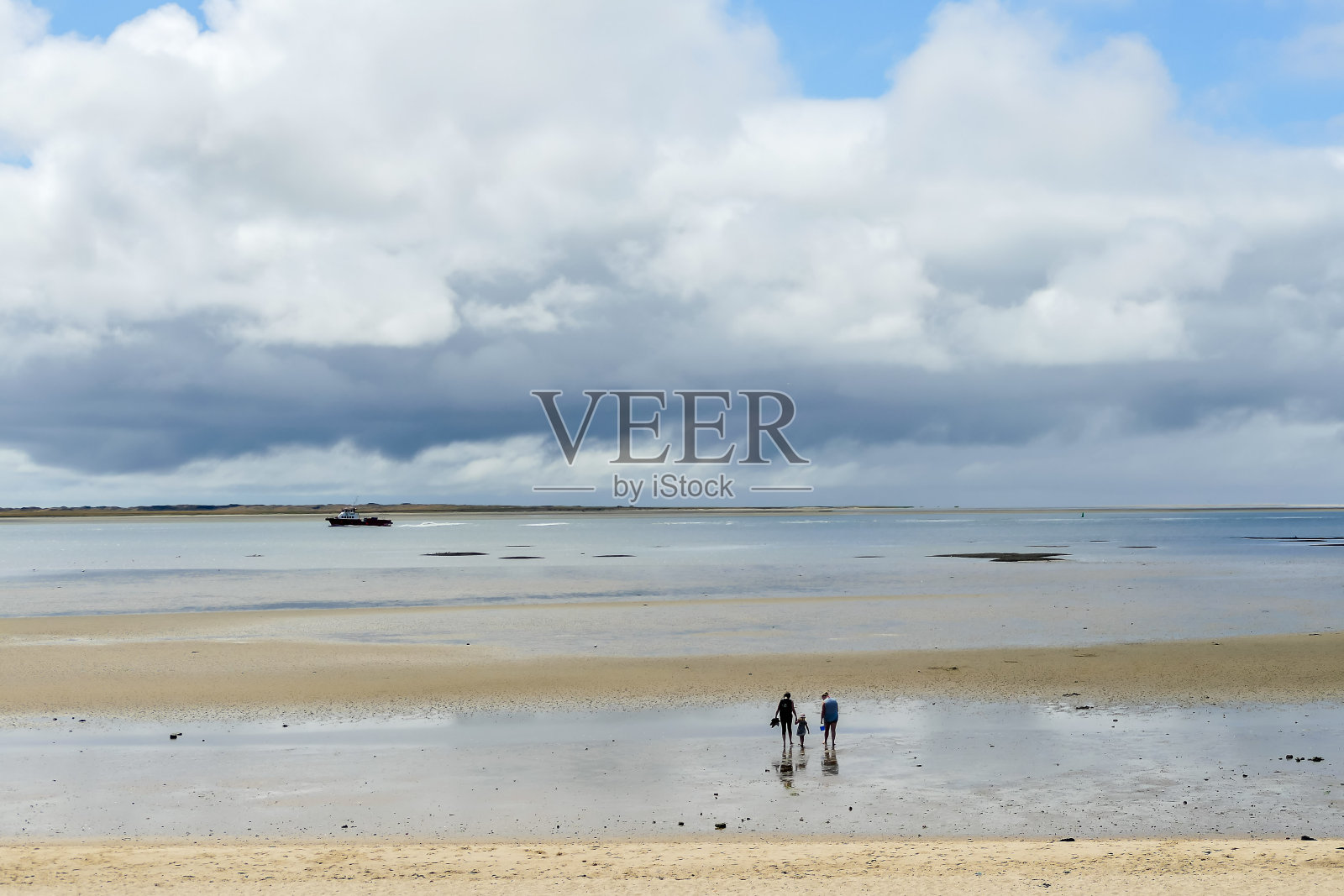 一名男子在瑞典斯堪的纳维亚半岛的海滩上散步照片摄影图片