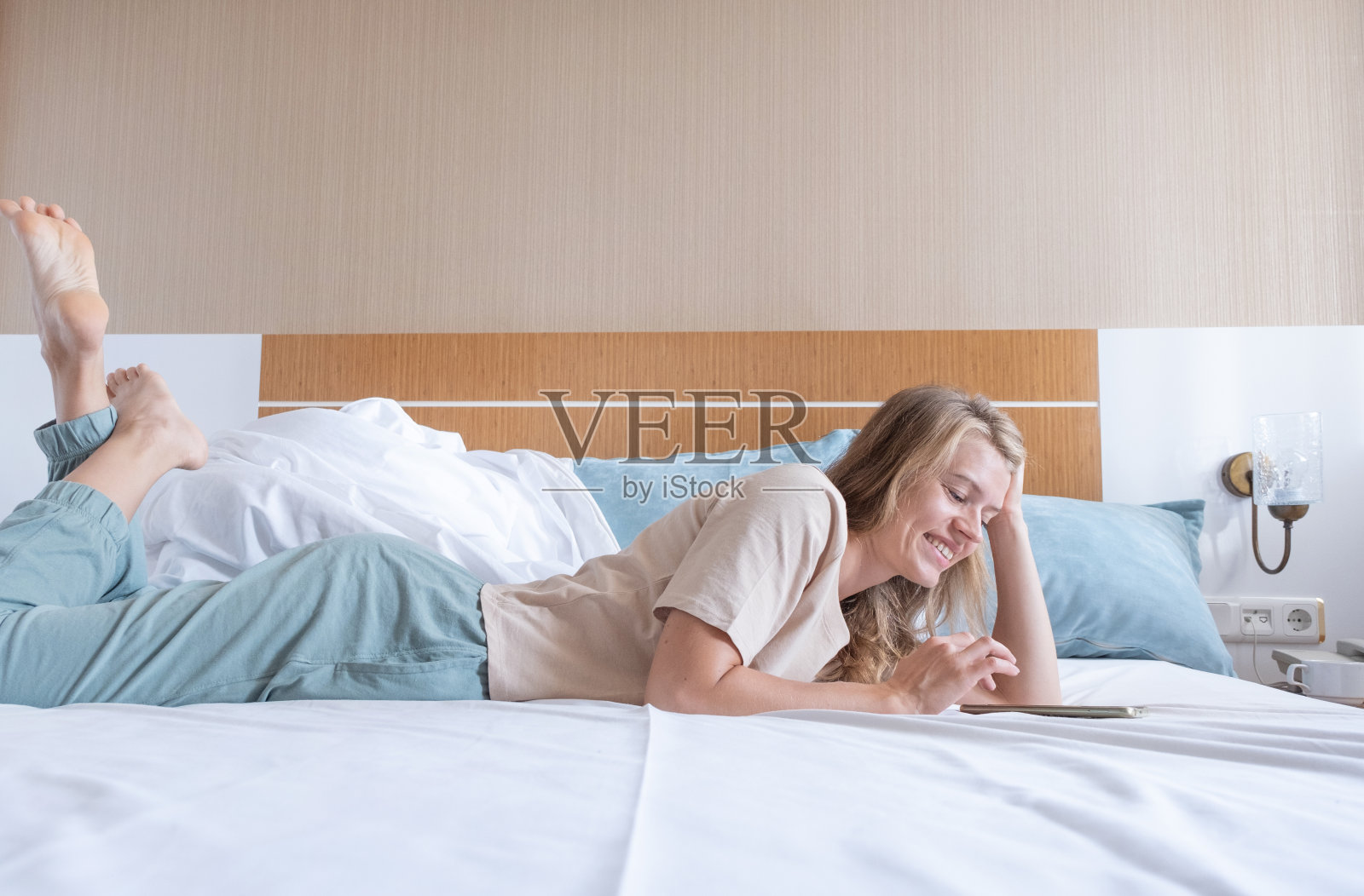 女人醒来后躺在床上照片摄影图片