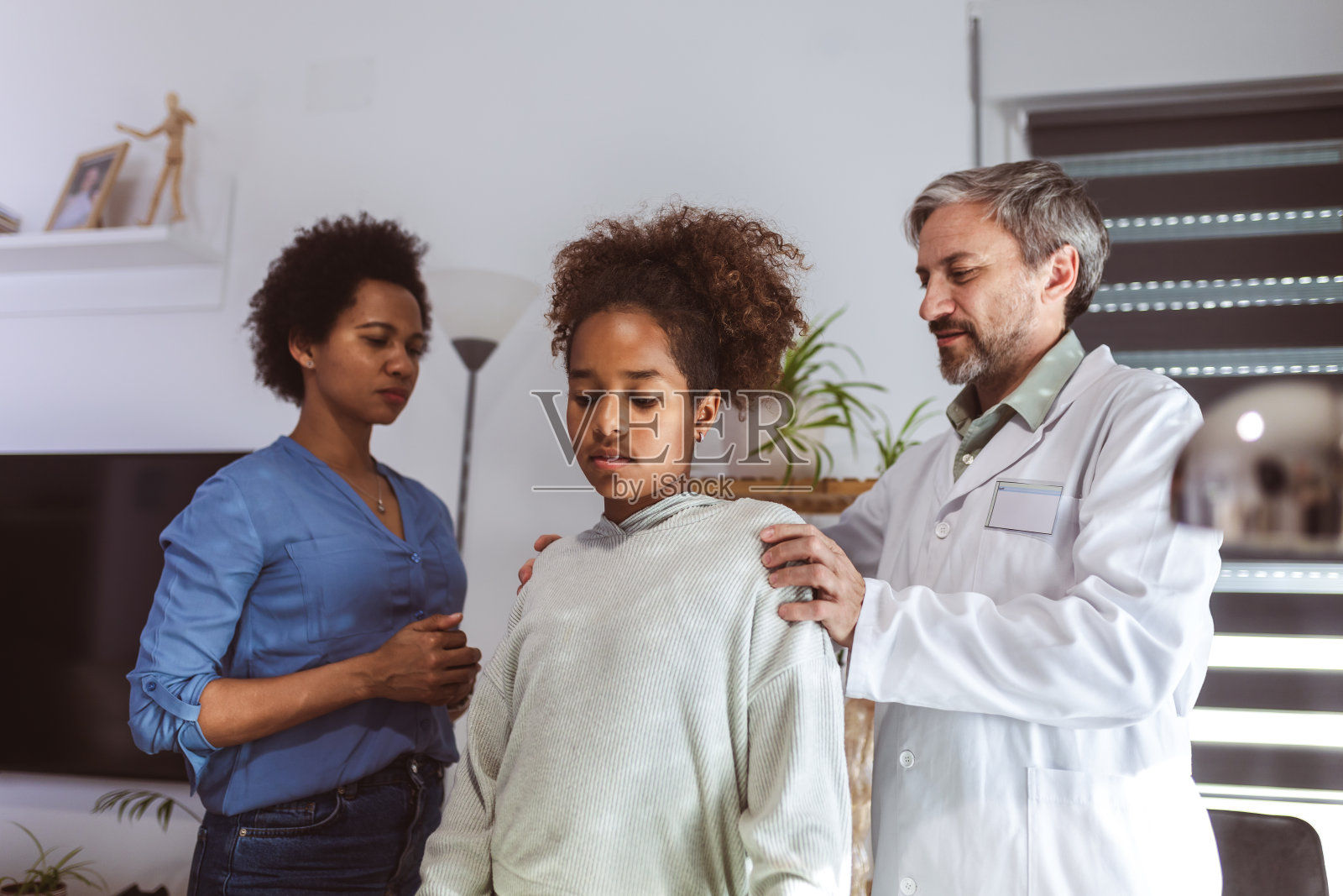 儿童物理治疗。不良姿势矫正。照片摄影图片