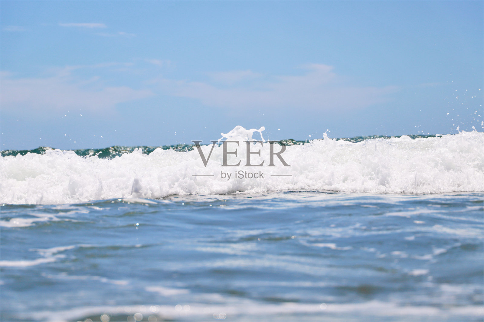 蓝色的大海。大浪的特写照片摄影图片