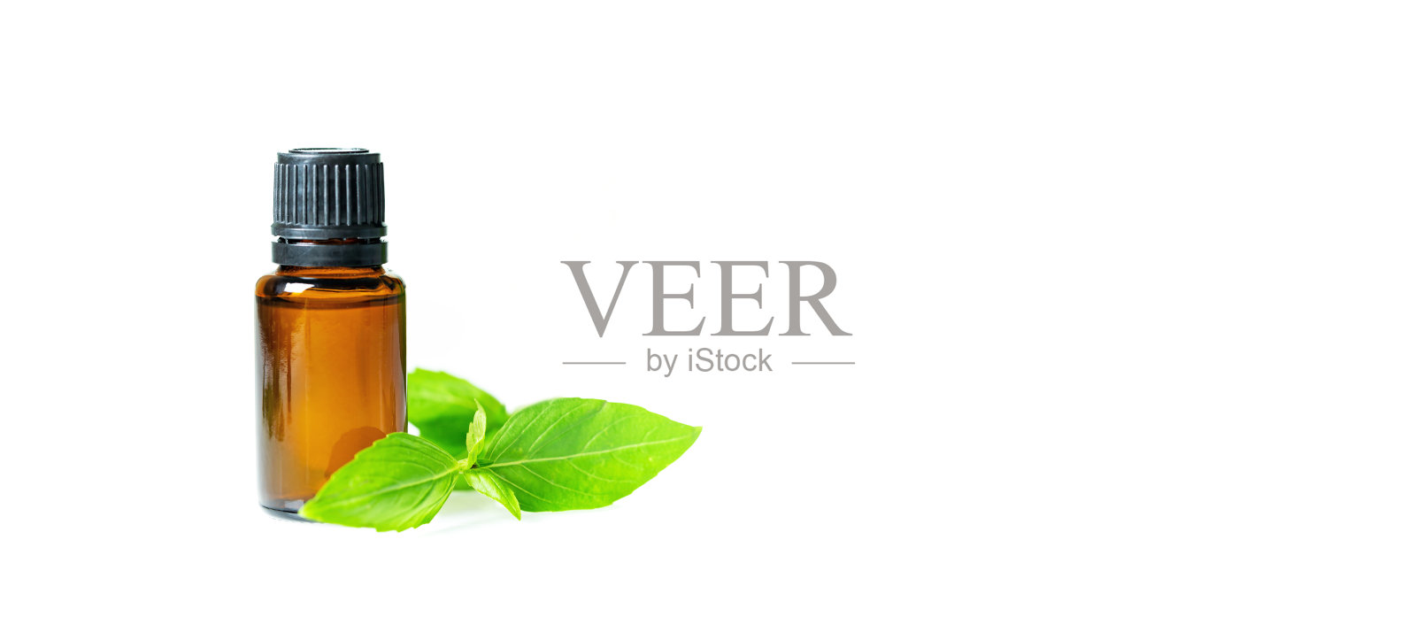 精油在深色玻璃瓶与香气香草。照片摄影图片