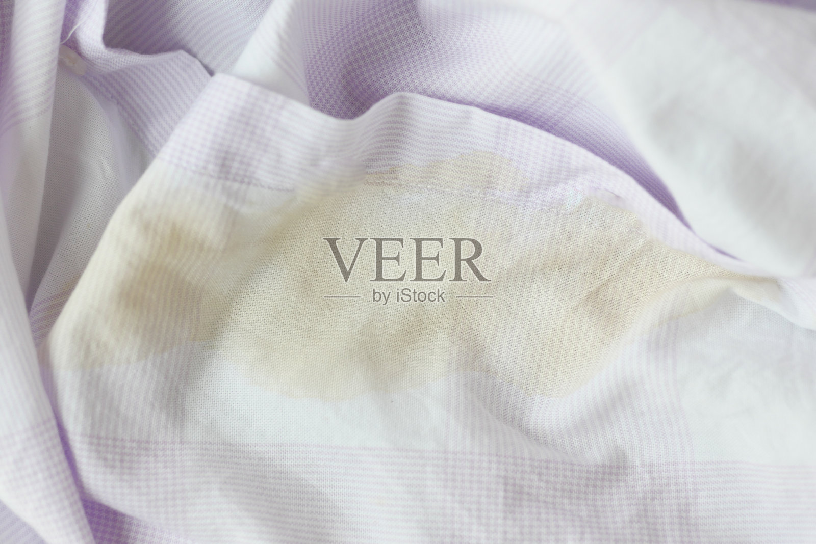 把咖啡洒在白衬衫上照片摄影图片