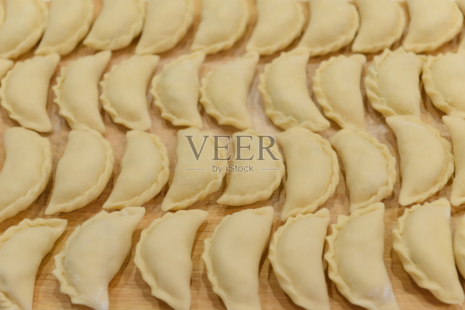 木板上的乌克兰饺子(varenik)，传统的乌克兰菜照片摄影图片
