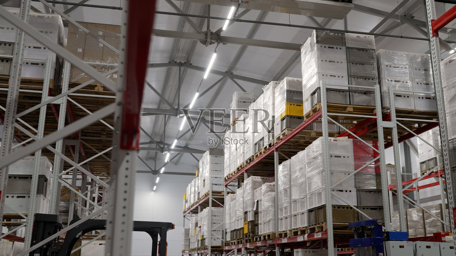 一群舞者在舞台上表演。一群艺术家正在舞台上用灯光和烟雾排练。女孩们在舞台上跳舞。照片摄影图片