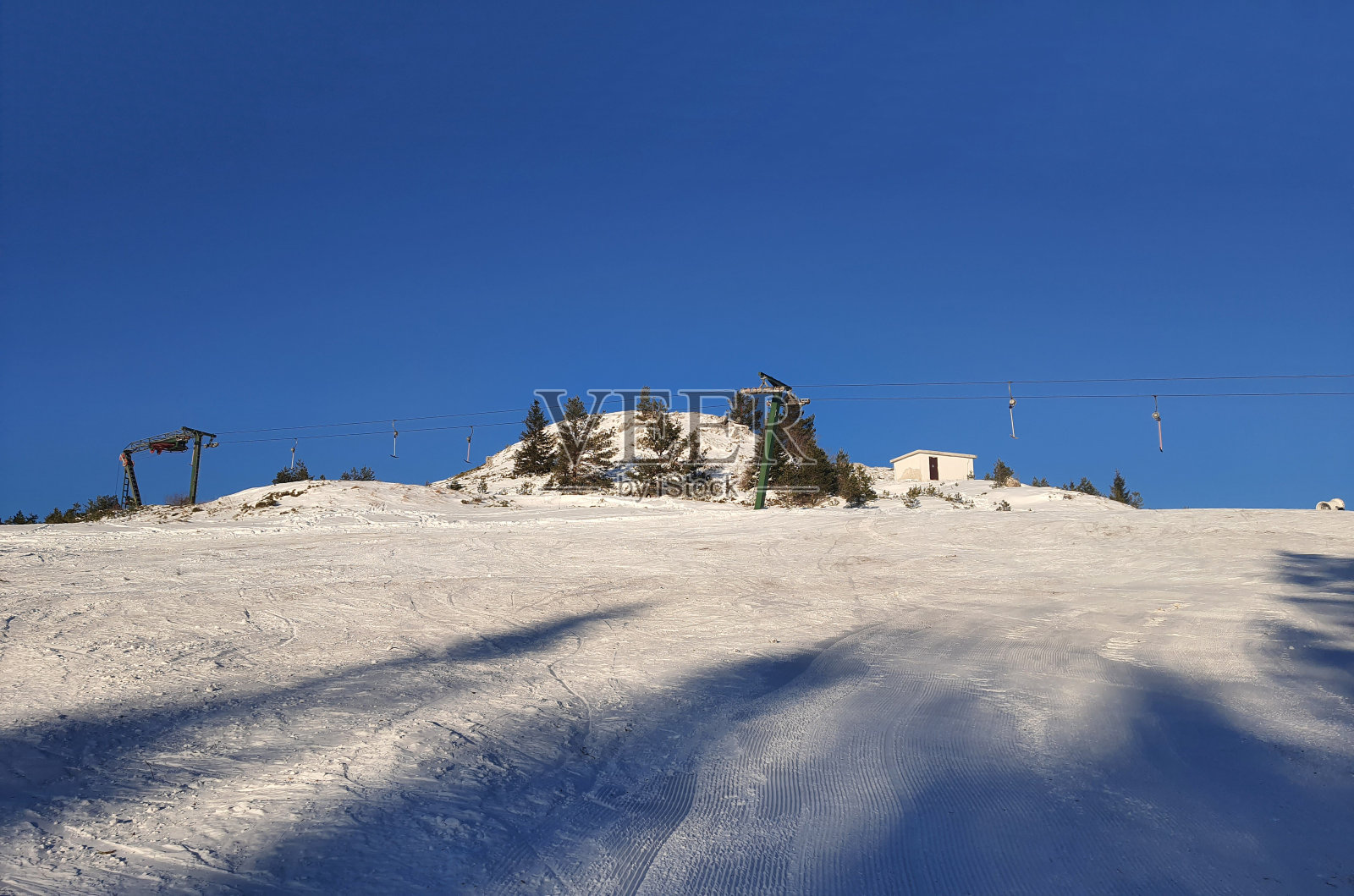 山上的老式t型滑雪缆车照片摄影图片
