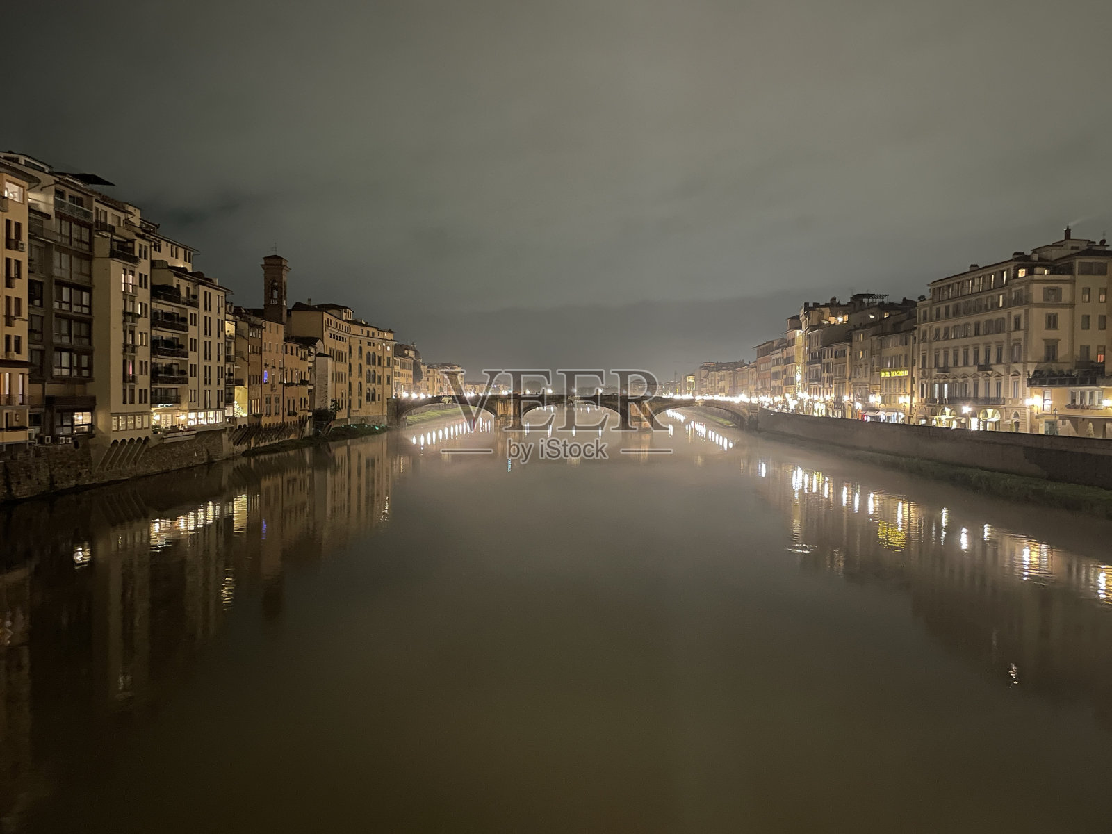 维琪奥桥位于意大利托斯卡纳的佛罗伦萨照片摄影图片