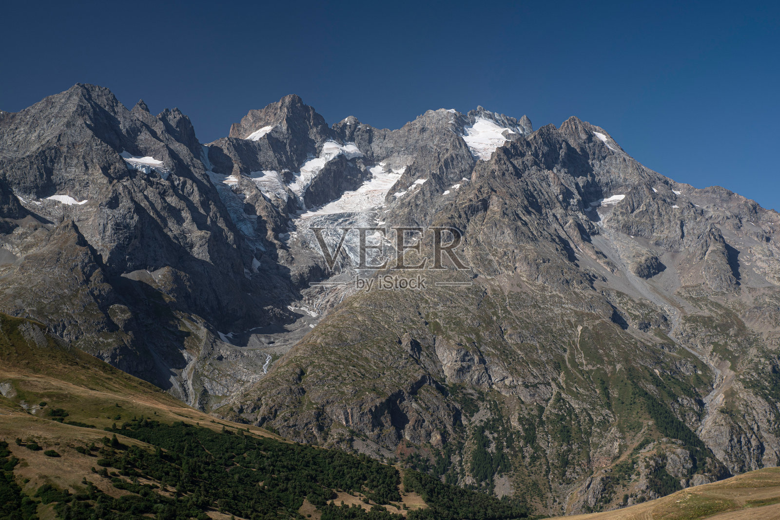 夏天的山景照片摄影图片