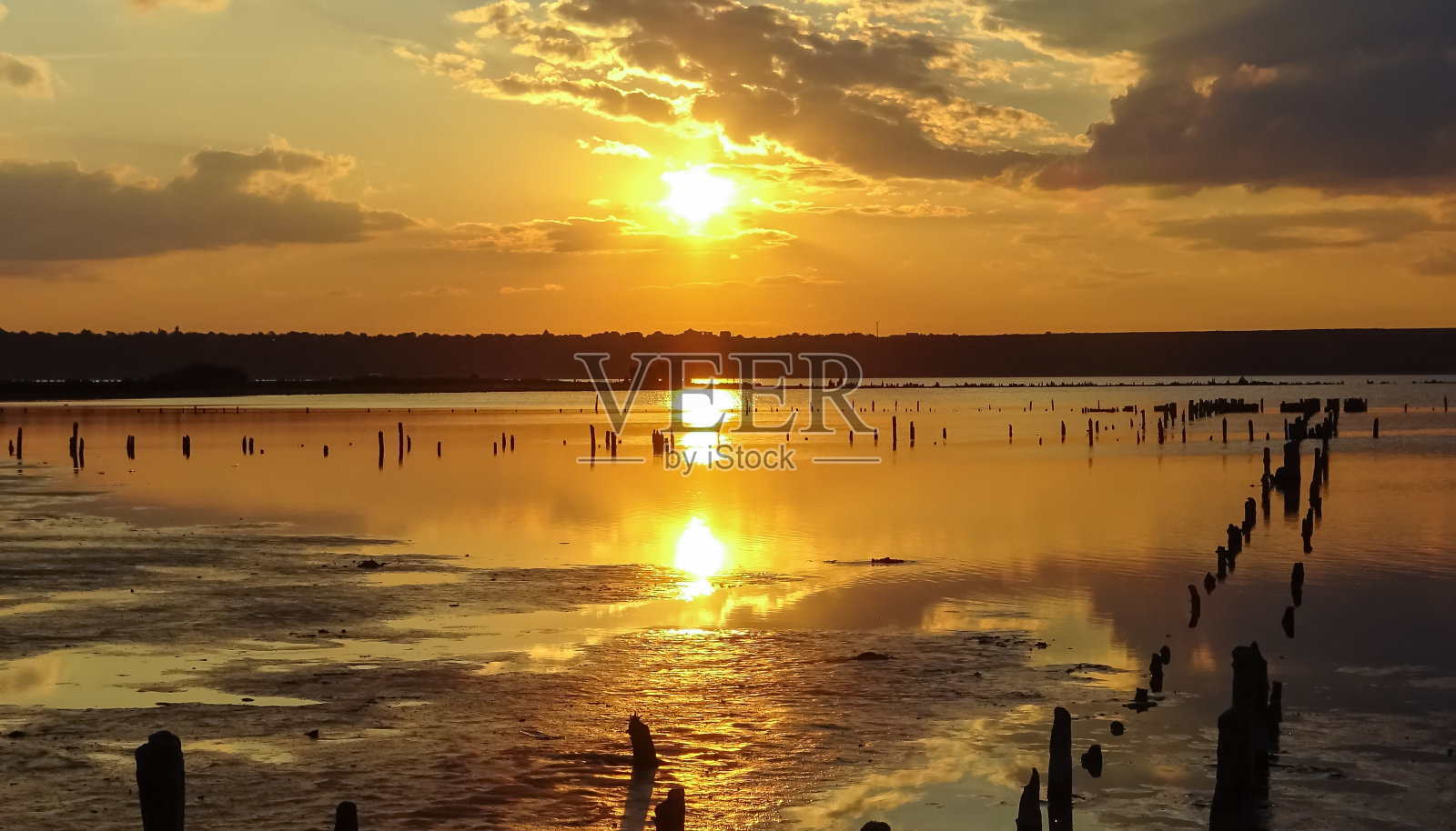 乌克兰南部库亚尼茨基河口的红黄色日落照片摄影图片