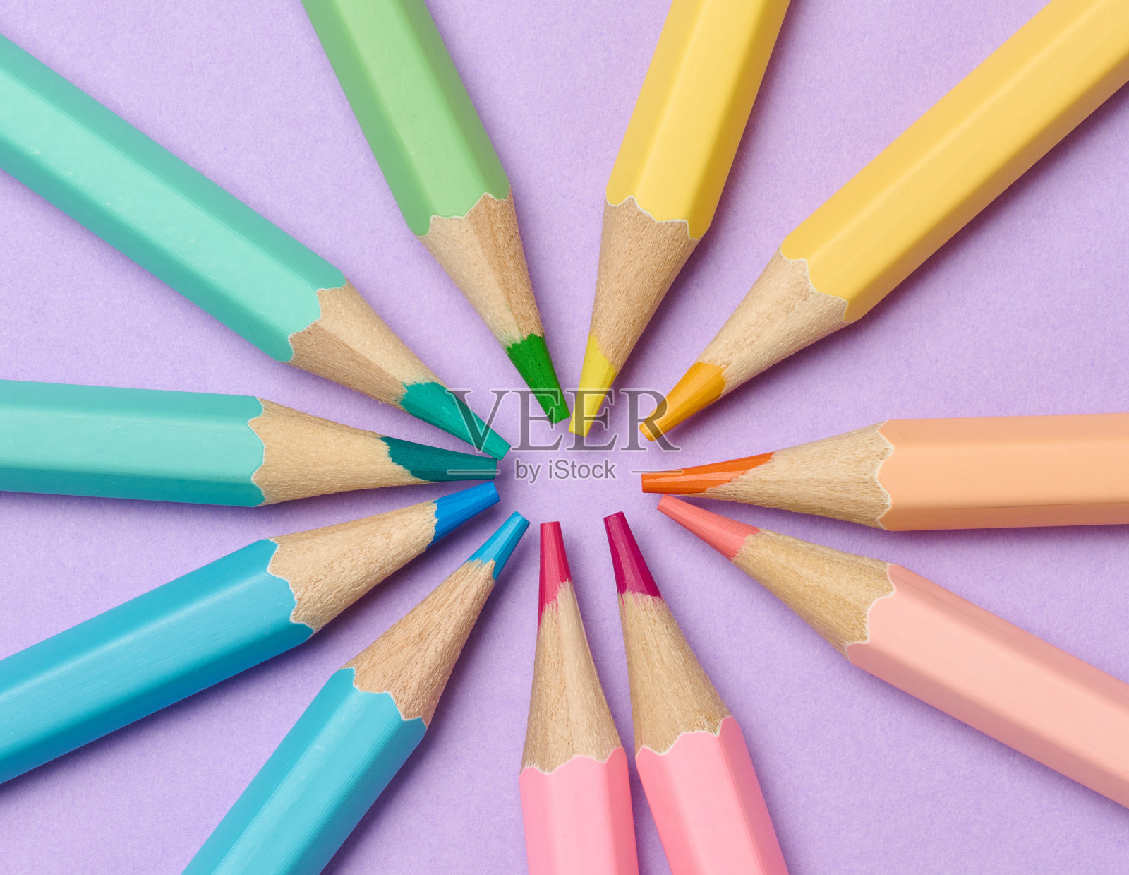 紫色背景上的多色木制铅笔照片摄影图片