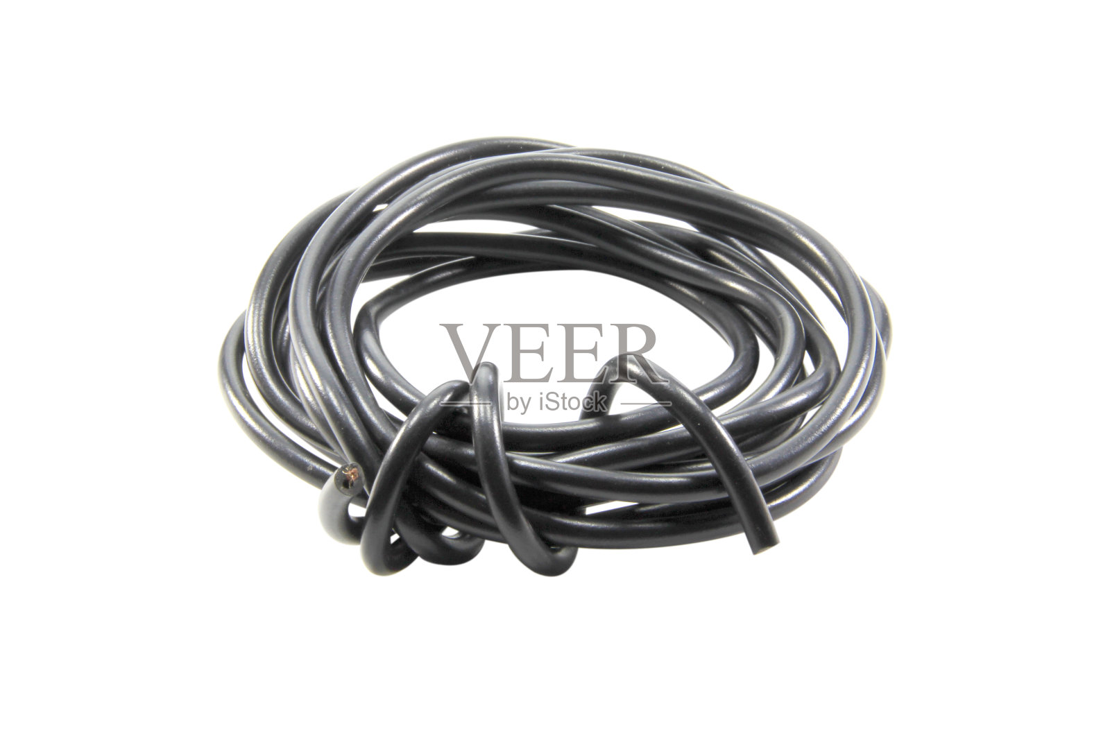 黑色电线电缆的usb和适配器隔离在白色背景与剪辑路径。选择重点。照片摄影图片