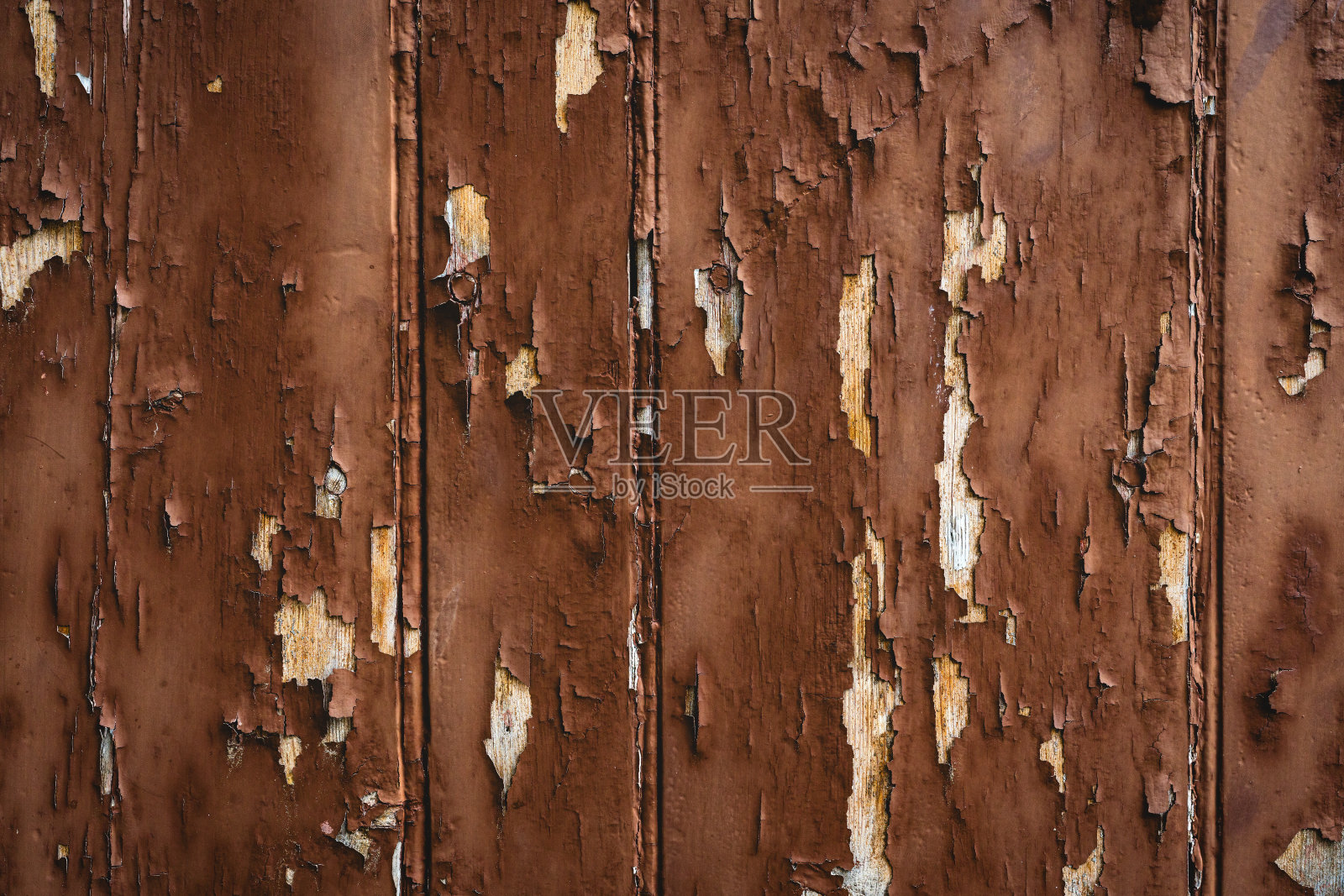 旧的棕色裂缝漆在木板上，纹理背景照片摄影图片