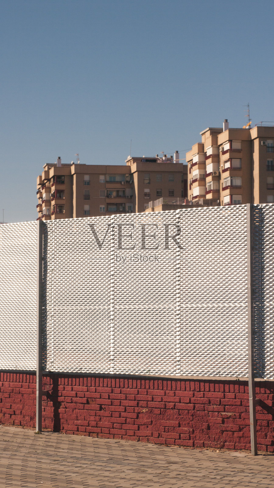 城市街道上的金属栅栏照片摄影图片