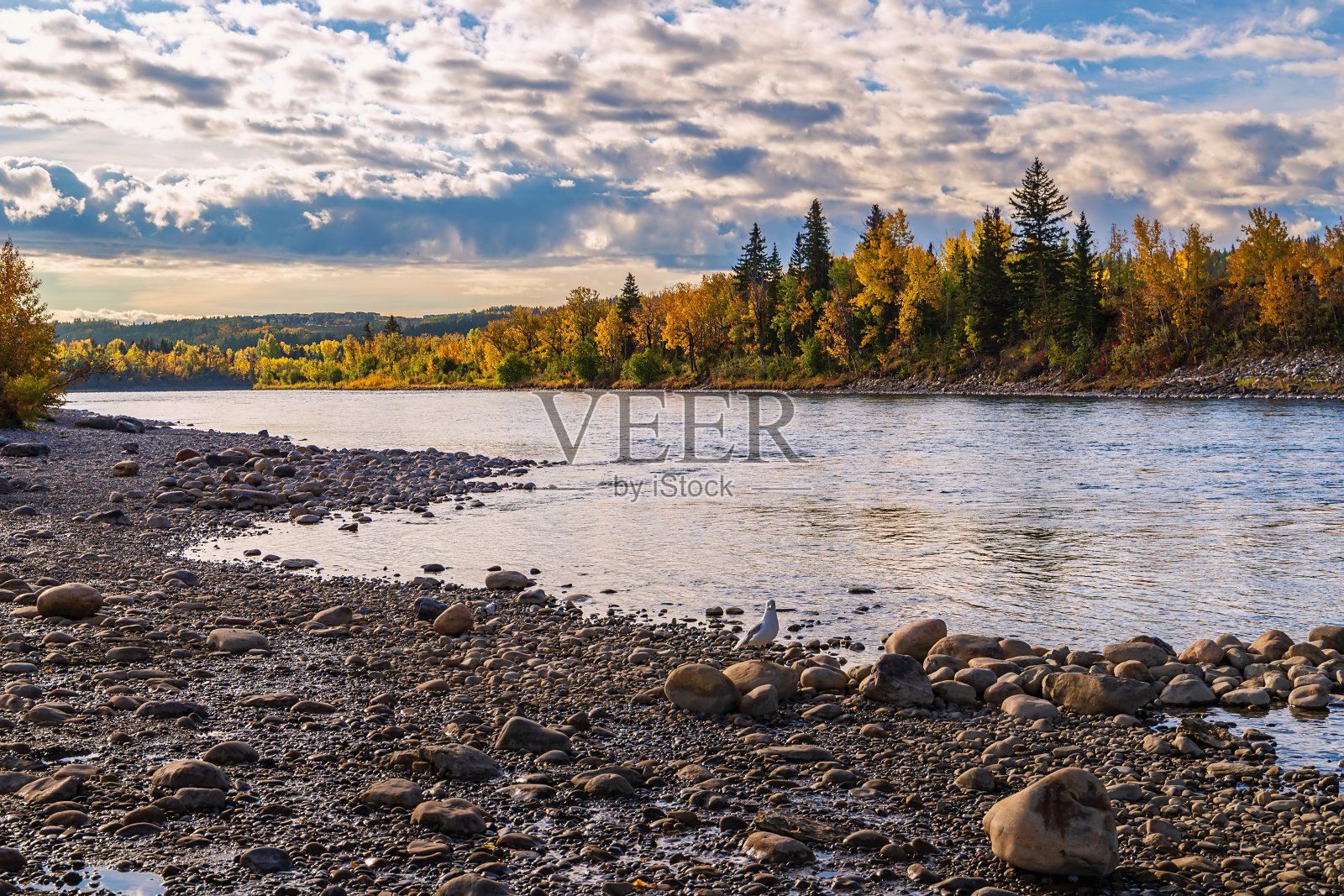 瀑布弓河上的云景照片摄影图片