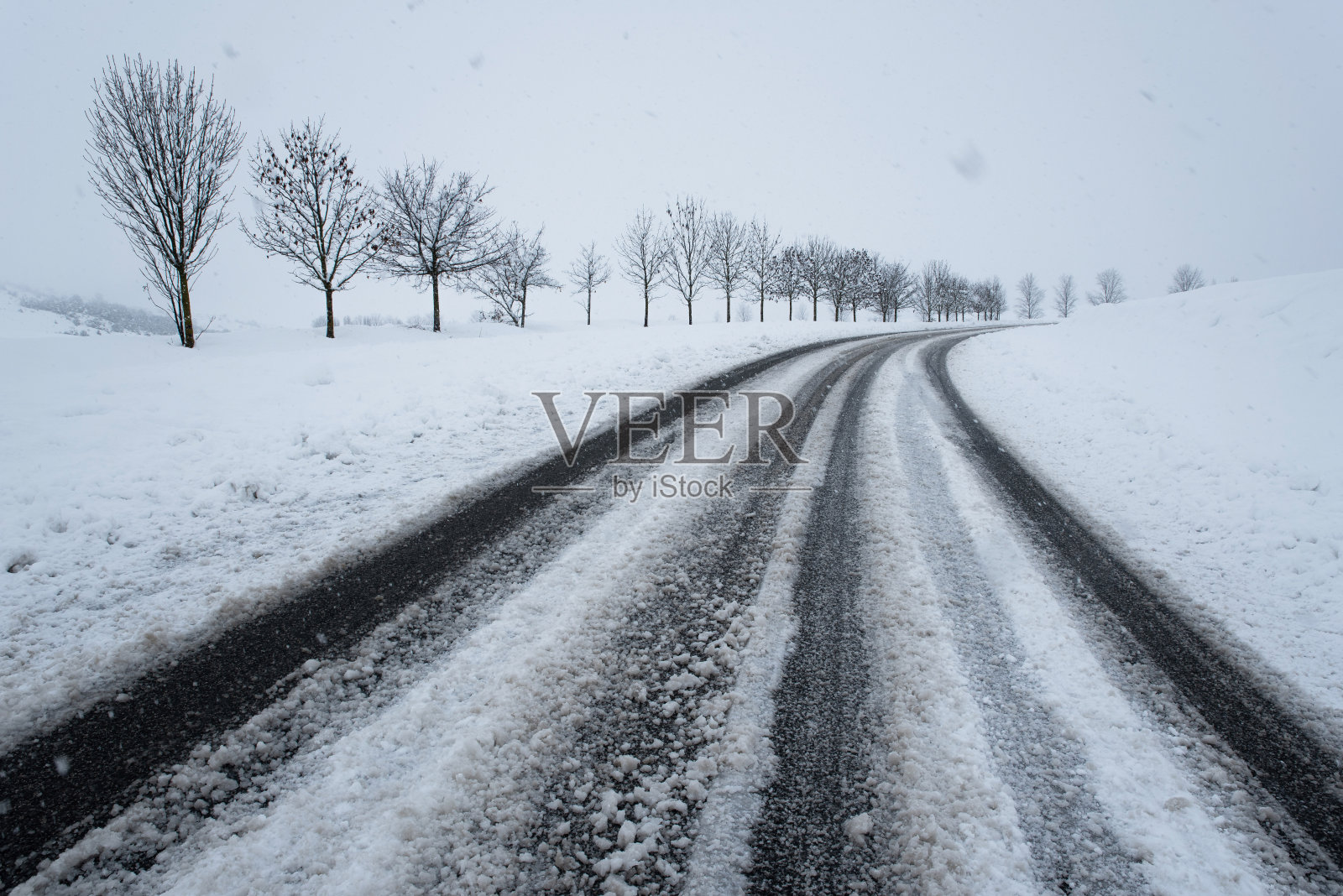冬天的路。照片摄影图片