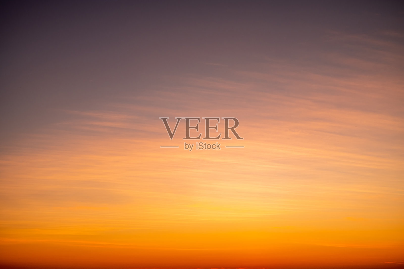 美丽、奢华、柔和渐变的橙金云和阳光在蓝天上完美的背景，拍摄于傍晚、暮光、大尺寸、高清晰度的风景照片照片摄影图片